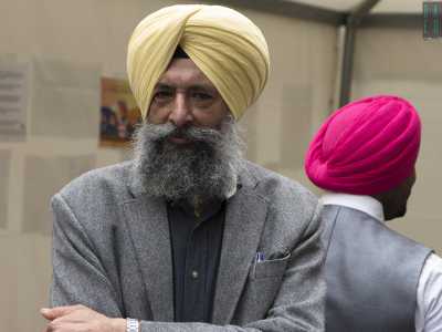 Tra di loro c�� Hardev: � un uomo alto, ha i baffi e una lunga barba grigia e indossa un turbante di color giallo chiaro ha 58 anni, abita a Gioia del Colle e oltre a lavorare in campagna (cosa che faceva anche in India) cerca di guadagnarsi da vivere facendo le pulizie